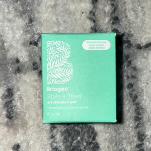Briogeo Style + Treat Dry Shampoo Puff in Mint Green